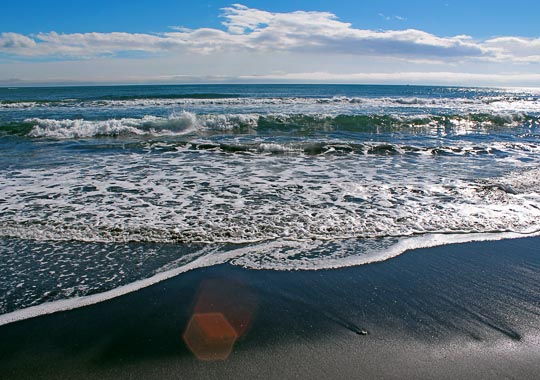 Тихий океан, чёрный песок Авачинского залива