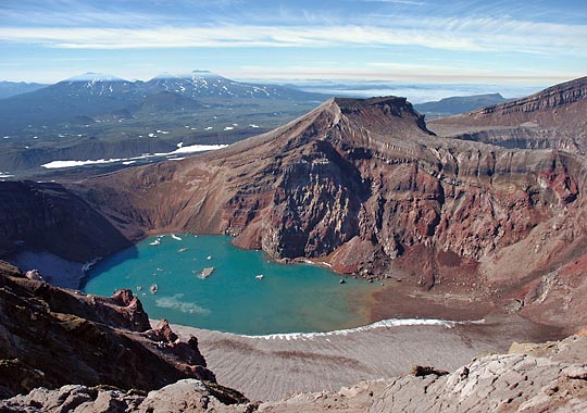 Вулкан Горелый, кратер Голубое Озеро