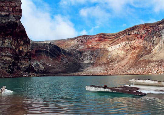 Вулкан Горелый, в кратере Голубое Озеро