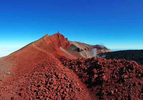 Шлаковый гребень на вершине вулкана Авачинского